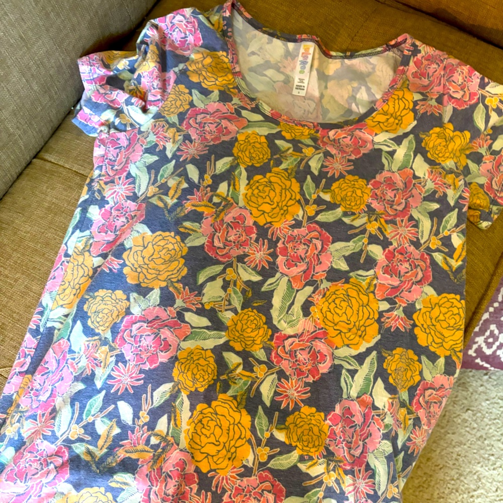 LuLaRoe floral tshirt